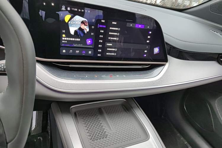 Used Hongqi Tiangong 08 2025 730 Max Rear-Drive Version Audio And AC Panel