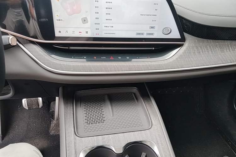 Used Hongqi Tiangong 08 2025 680 Ultra Four-Wheel-Drive Version Audio And AC Panel