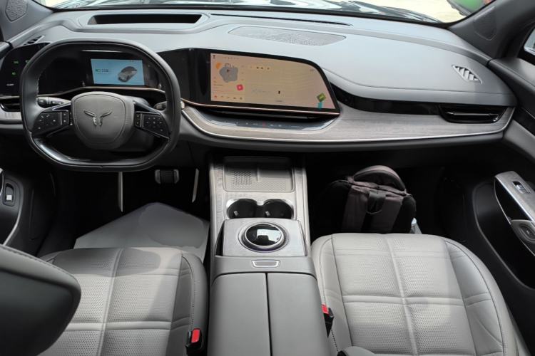 Used Hongqi Tiangong 08 2025 565 Four-Wheel Drive Smart Selection Edition Center Console