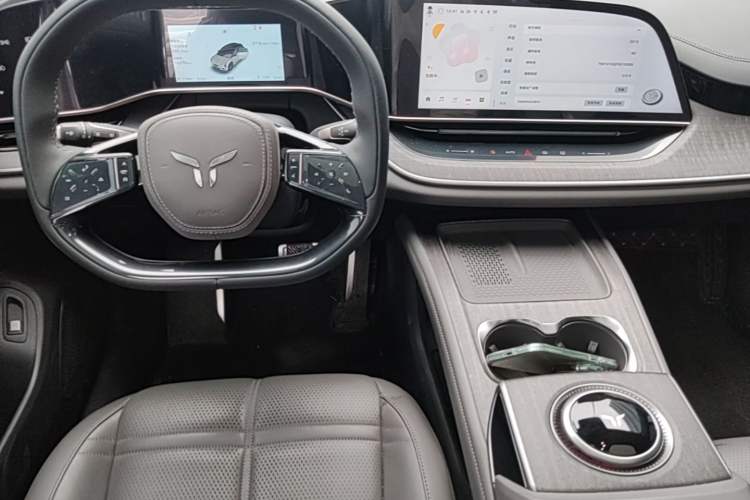 Used Hongqi Tiangong 08 2025 680 Ultra Four-Wheel-Drive Version Center Console