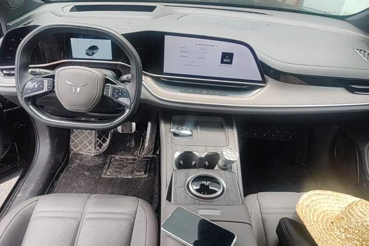 Used Hongqi Tiangong 08 2025 680 Ultra Four-Wheel-Drive Version Center Console