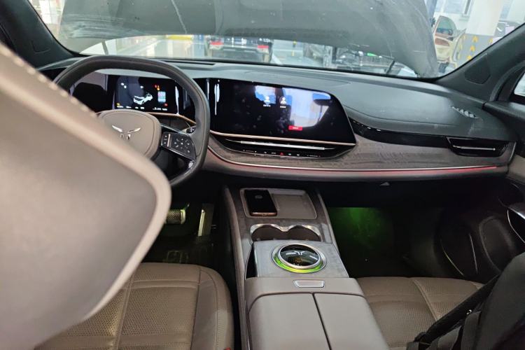 Used Hongqi Tiangong 08 2025 680 Ultra Four-Wheel-Drive Version Center Console
