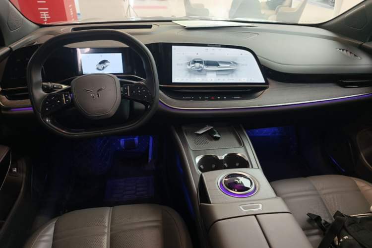 Used Hongqi Tiangong 08 2025 680 Ultra Four-Wheel-Drive Version Center Console