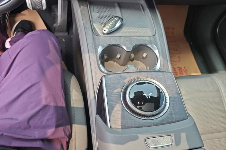 Used Hongqi Tiangong 08 2025 680 Ultra Four-Wheel-Drive Version Gear Lever