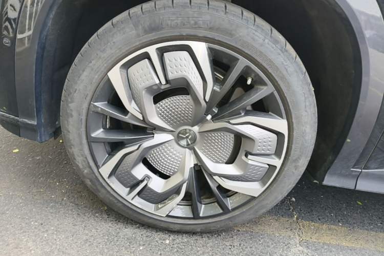 Used Hongqi Tiangong 08 2025 680 Ultra Four-Wheel-Drive Version Left Front Wheel Hub