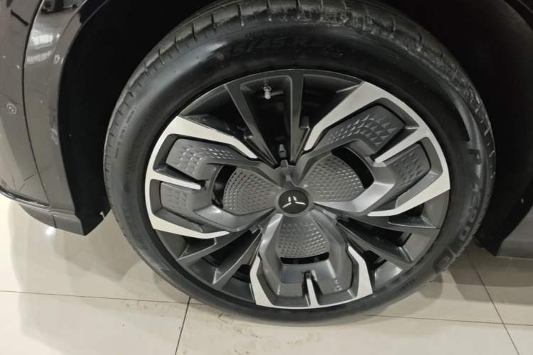 Used Hongqi Tiangong 08 2025 680 Ultra Four-Wheel-Drive Version Left Front Wheel Hub