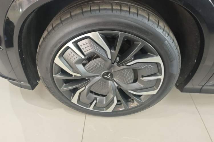 Used Hongqi Tiangong 08 2025 680 Ultra Four-Wheel-Drive Version Left Front Wheel Hub