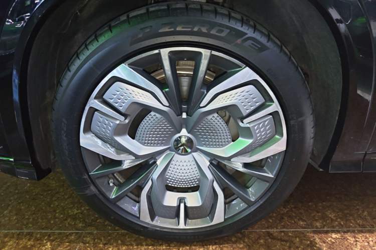 Used Hongqi Tiangong 08 2025 680 Ultra Four-Wheel-Drive Version Left Front Wheel Hub