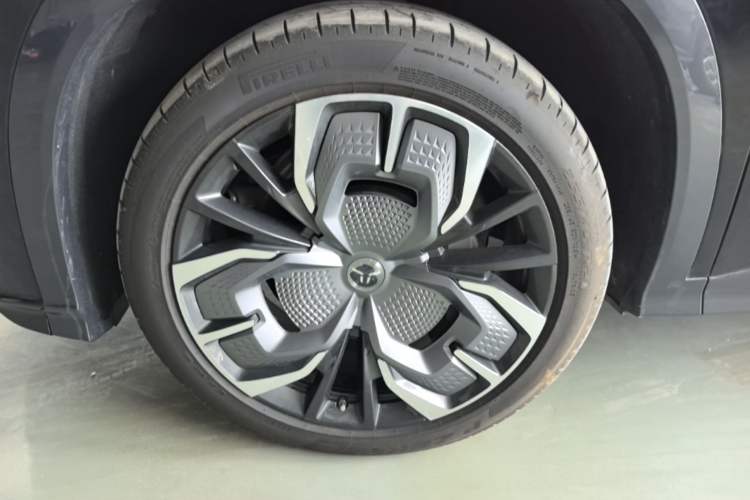 Used Hongqi Tiangong 08 2025 680 Ultra Four-Wheel-Drive Version Left Front Wheel Hub