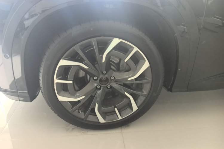 Used Hongqi Tiangong 08 2025 680 Ultra Four-Wheel-Drive Version Left Front Wheel Hub