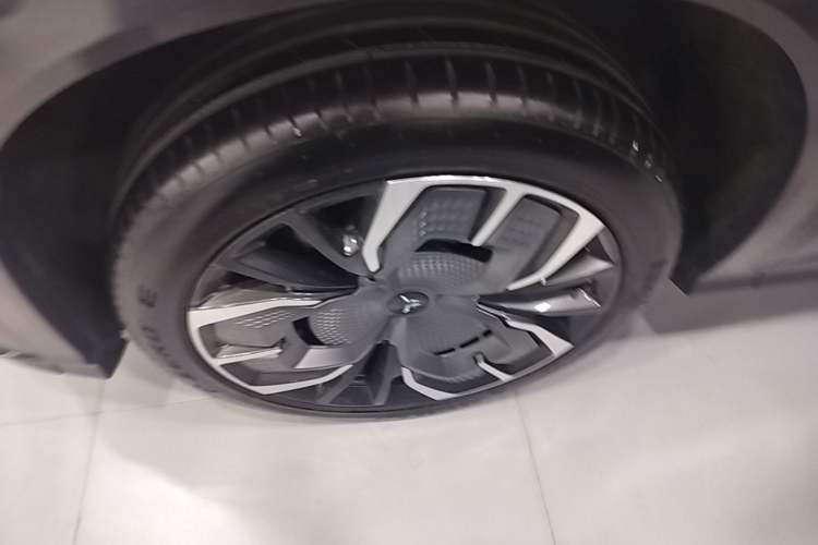 Used Hongqi Tiangong 08 2025 680 Ultra Four-Wheel-Drive Version Left Front Wheel Hub
