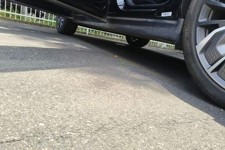 Used Hongqi Tiangong 08 2025 680 Ultra Four-Wheel-Drive Version Left Side Sill