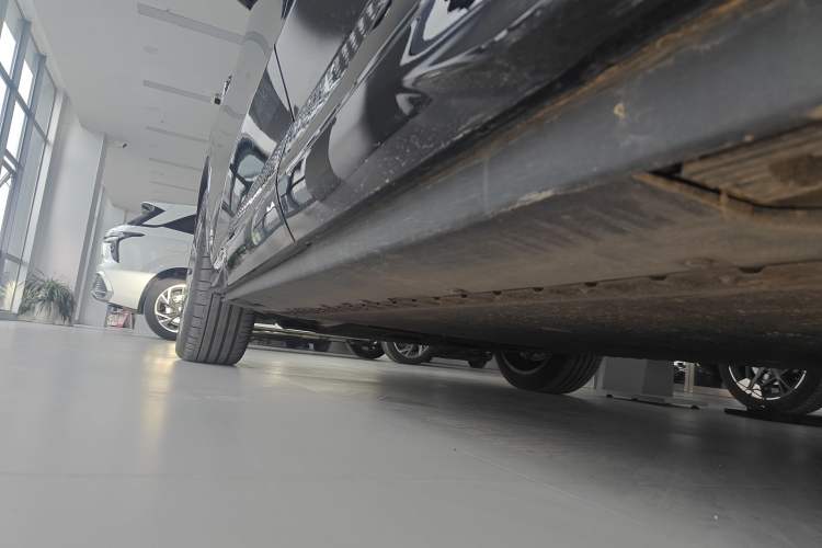Used Hongqi Tiangong 08 2025 680 Ultra Four-Wheel-Drive Version Left Side Sill