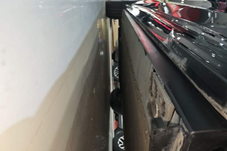 Used Hongqi Tiangong 08 2025 680 Ultra Four-Wheel-Drive Version Left Side Sill