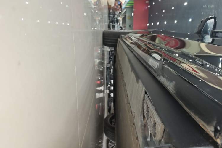 Used Hongqi Tiangong 08 2025 680 Ultra Four-Wheel-Drive Version Left Side Sill