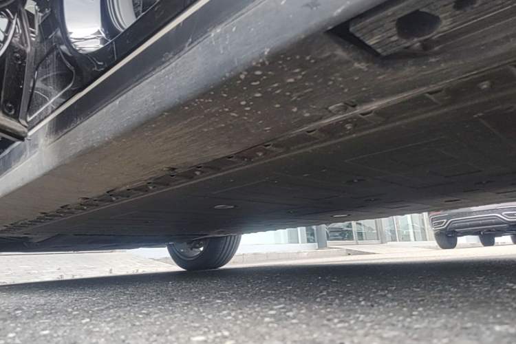 Used Hongqi Tiangong 08 2025 680 Ultra Four-Wheel-Drive Version Left Side Sill