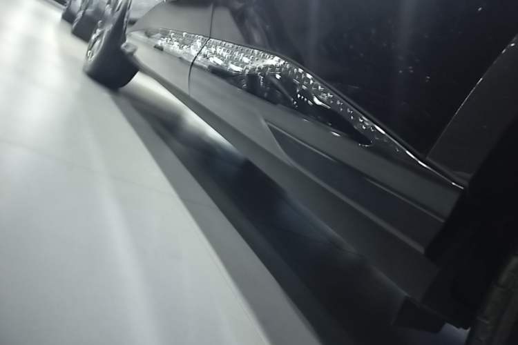 Used Hongqi Tiangong 08 2025 680 Ultra Four-Wheel-Drive Version Left Side Sill