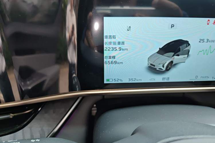 Used Hongqi Tiangong 08 2025 680 All-Wheel Drive Smart Selection Edition Odometer Close Up