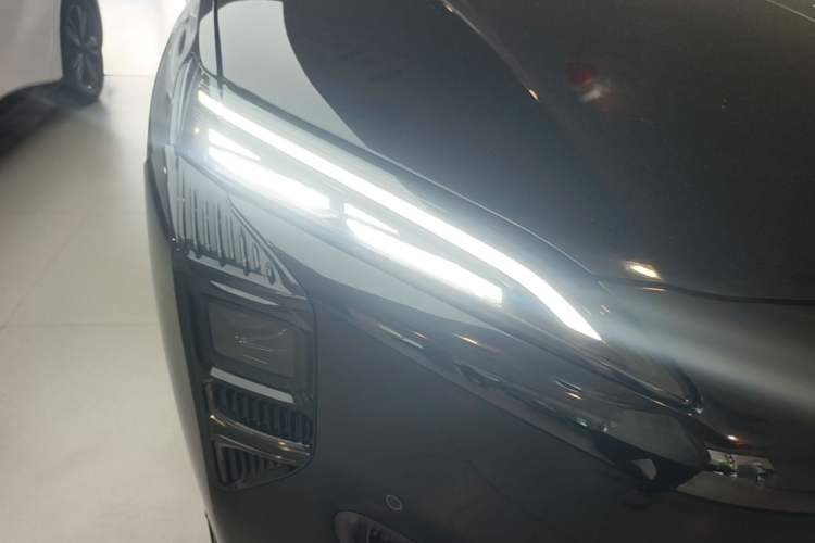 Used Hongqi Tiangong 08 2025 680 Ultra Four-Wheel-Drive Version Right Front Headlight
