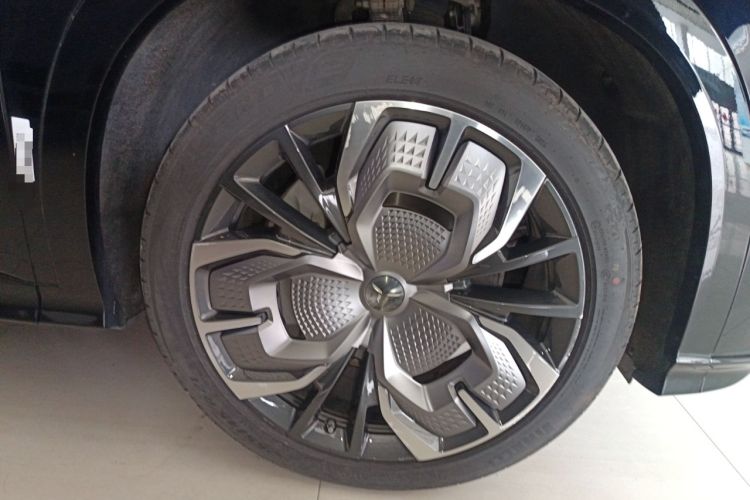Used Hongqi Tiangong 08 2025 680 Ultra Four-Wheel-Drive Version Right Front Wheel Hub