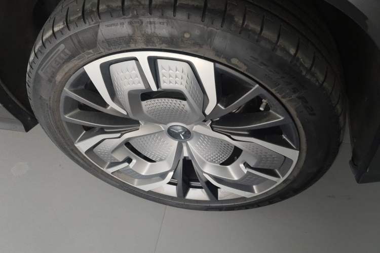 Used Hongqi Tiangong 08 2025 680 Ultra Four-Wheel-Drive Version Right Front Wheel Hub