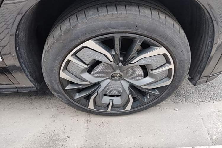 Used Hongqi Tiangong 08 2025 680 Ultra Four-Wheel-Drive Version Right Front Wheel Hub