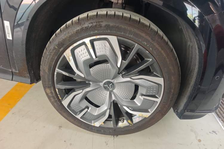 Used Hongqi Tiangong 08 2025 680 Ultra Four-Wheel-Drive Version Right Front Wheel Hub