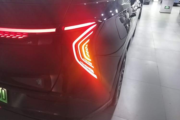 Used Hongqi Tiangong 08 2025 680 Ultra Four-Wheel-Drive Version Right Rear Taillight