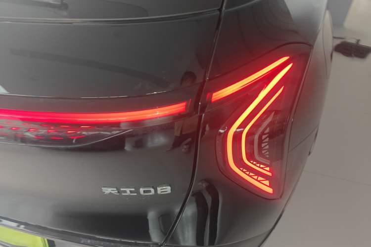 Used Hongqi Tiangong 08 2025 680 Ultra Four-Wheel-Drive Version Right Rear Taillight