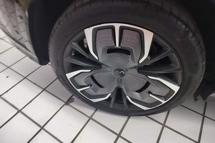 Used Hongqi Tiangong 08 2025 680 Ultra Four-Wheel-Drive Version Right Rear Wheel Hub