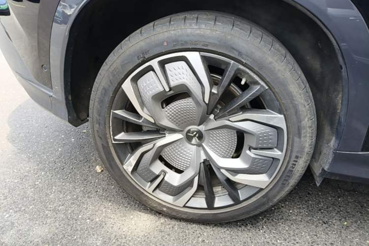 Used Hongqi Tiangong 08 2025 680 Ultra Four-Wheel-Drive Version Right Rear Wheel Hub