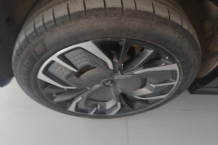 Used Hongqi Tiangong 08 2025 680 Ultra Four-Wheel-Drive Version Right Rear Wheel Hub