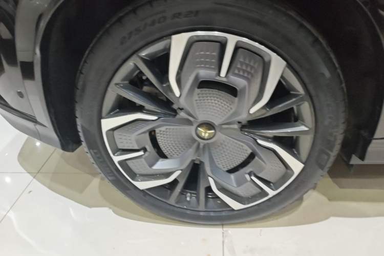 Used Hongqi Tiangong 08 2025 680 Ultra Four-Wheel-Drive Version Right Rear Wheel Hub