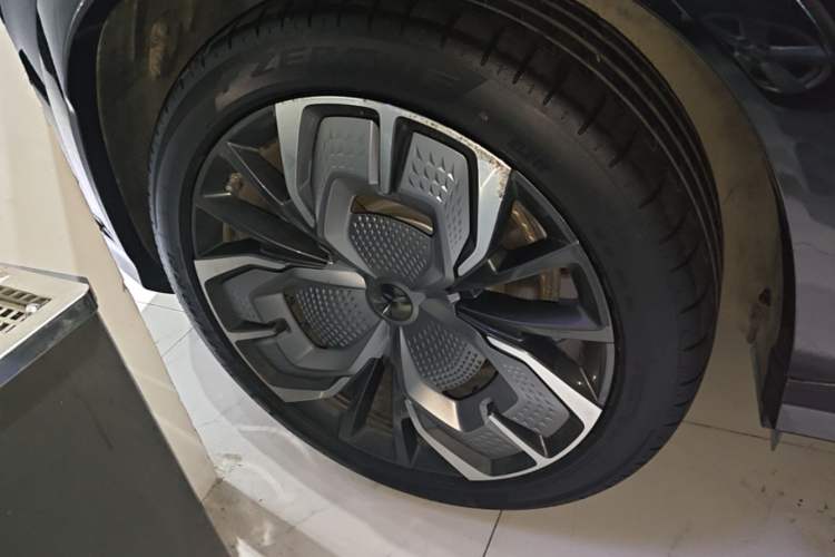 Used Hongqi Tiangong 08 2025 680 Ultra Four-Wheel-Drive Version Right Rear Wheel Hub