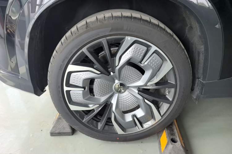 Used Hongqi Tiangong 08 2025 680 Ultra Four-Wheel-Drive Version Right Rear Wheel Hub