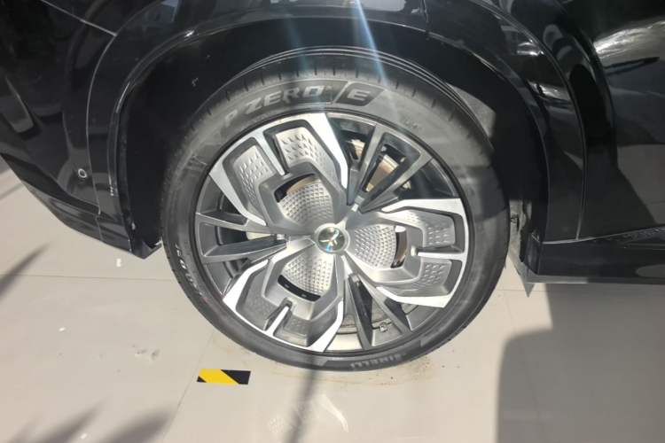 Used Hongqi Tiangong 08 2025 680 Ultra Four-Wheel-Drive Version Right Rear Wheel Hub