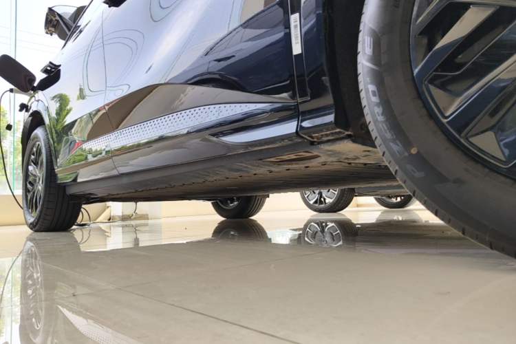 Used Hongqi Tiangong 08 2025 730 Max Rear-Drive Version Right Side Sill