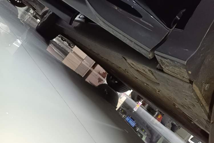 Used Hongqi Tiangong 08 2025 680 Ultra Four-Wheel-Drive Version Right Side Sill