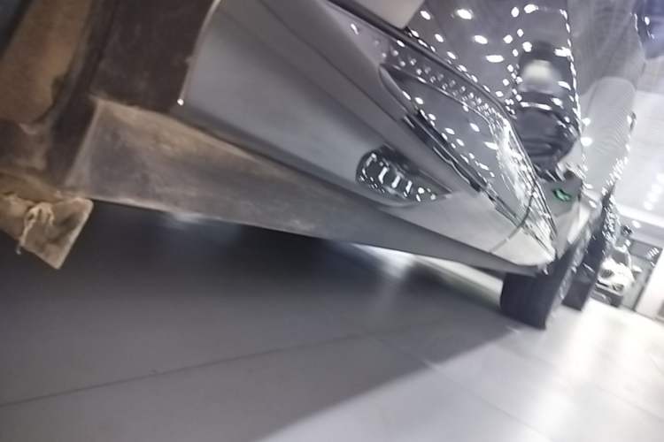 Used Hongqi Tiangong 08 2025 680 Ultra Four-Wheel-Drive Version Right Side Sill