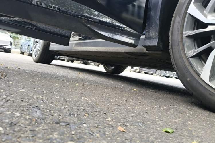 Used Hongqi Tiangong 08 2025 680 Ultra Four-Wheel-Drive Version Right Side Sill