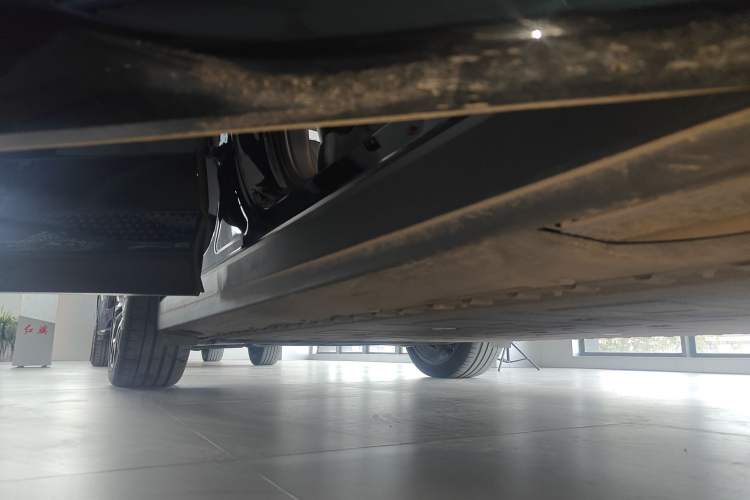 Used Hongqi Tiangong 08 2025 680 Ultra Four-Wheel-Drive Version Right Side Sill