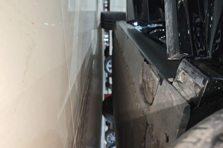 Used Hongqi Tiangong 08 2025 680 Ultra Four-Wheel-Drive Version Right Side Sill