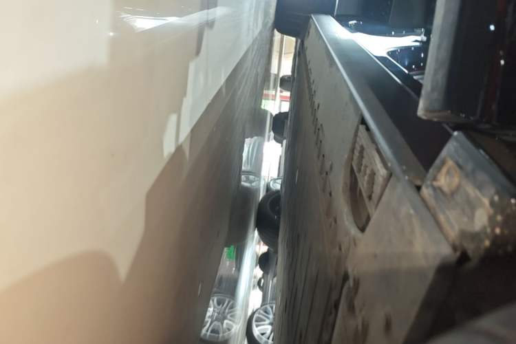 Used Hongqi Tiangong 08 2025 680 Ultra Four-Wheel-Drive Version Right Side Sill