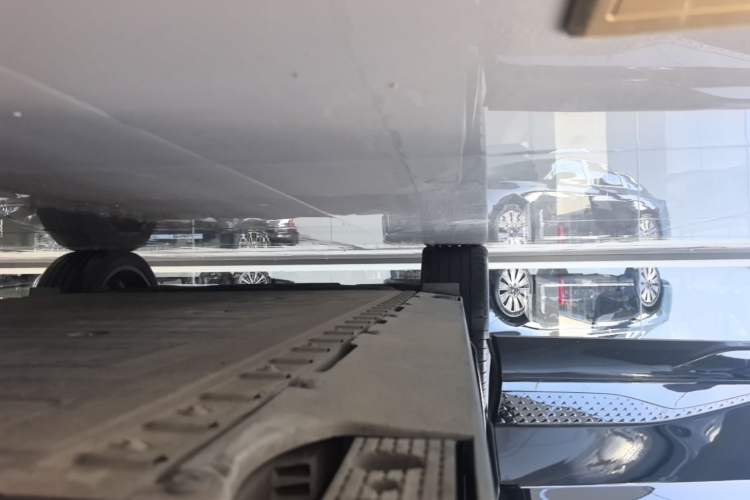 Used Hongqi Tiangong 08 2025 680 Ultra Four-Wheel-Drive Version Right Side Sill