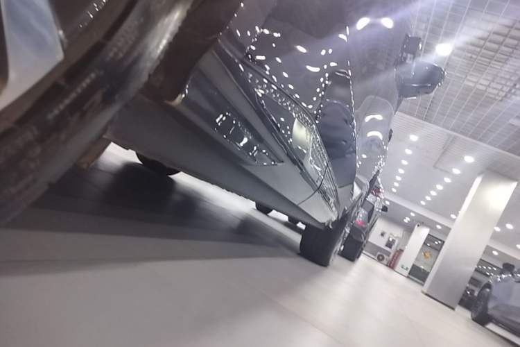Used Hongqi Tiangong 08 2025 680 Ultra Four-Wheel-Drive Version Right Side Sill