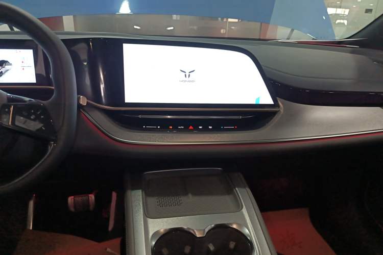 Used Hongqi Tiangong 08 2025 605 Max Rear-Drive Version Audio And AC Panel