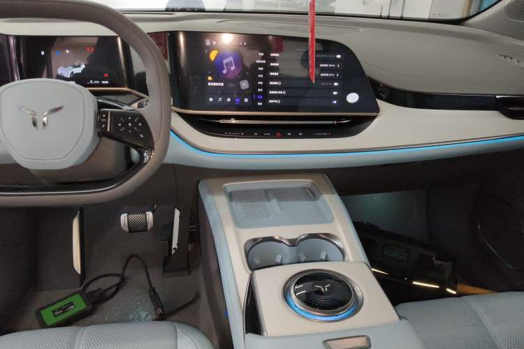 Used Hongqi Tiangong 08 2025 730 Max Rear-Drive Version Audio And AC Panel