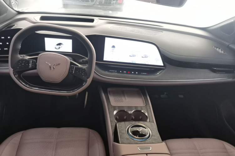 Used Hongqi Tiangong 08 2025 680 Ultra Four-Wheel-Drive Version Center Console