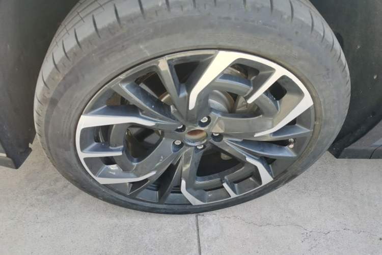 Used Hongqi Tiangong 08 2025 680 All-Wheel Drive Smart Selection Edition Left Front Wheel Hub