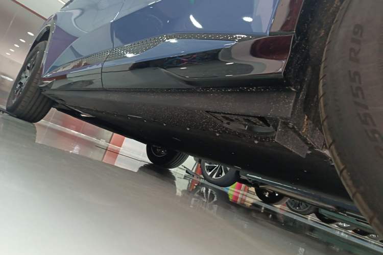 Used Hongqi Tiangong 08 2025 605 Max Rear-Drive Version Left Side Sill